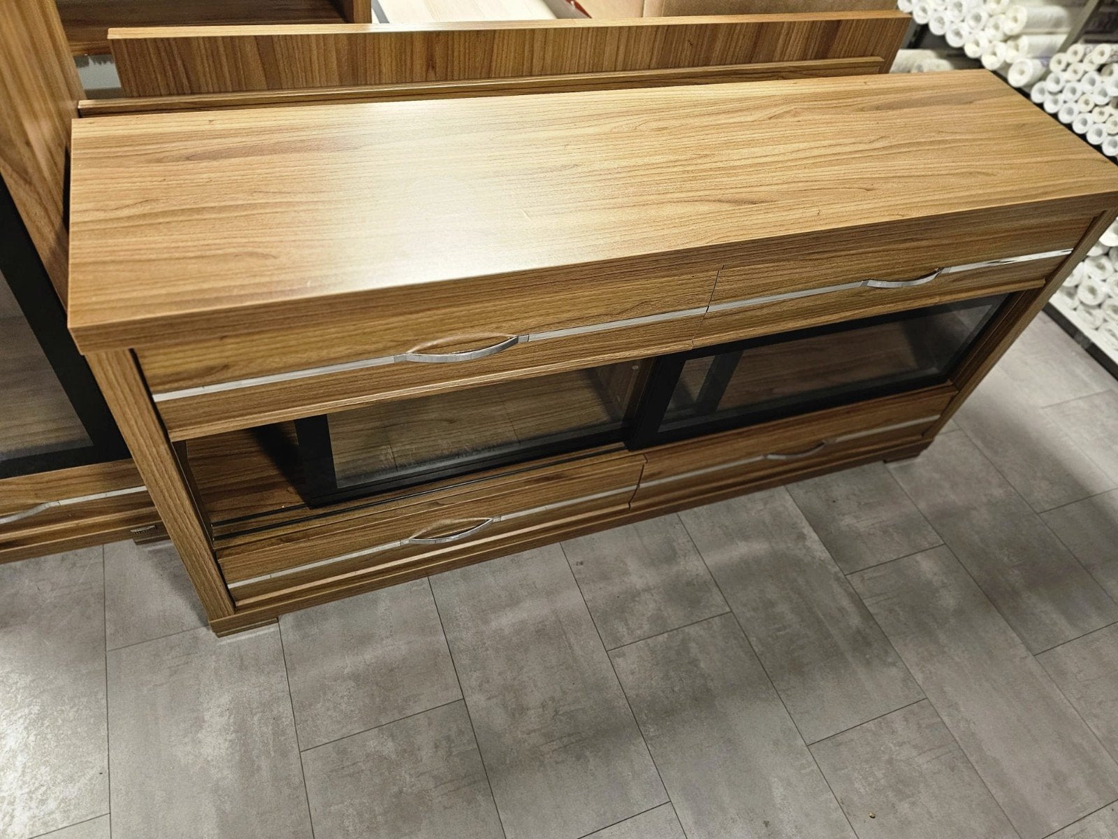 Moderne dressoir met lades en glazen vitrine, Huis en Inrichting, Kasten | Televisiemeubels, Ophalen, Glas, 100 tot 150 cm, Zo goed als nieuw