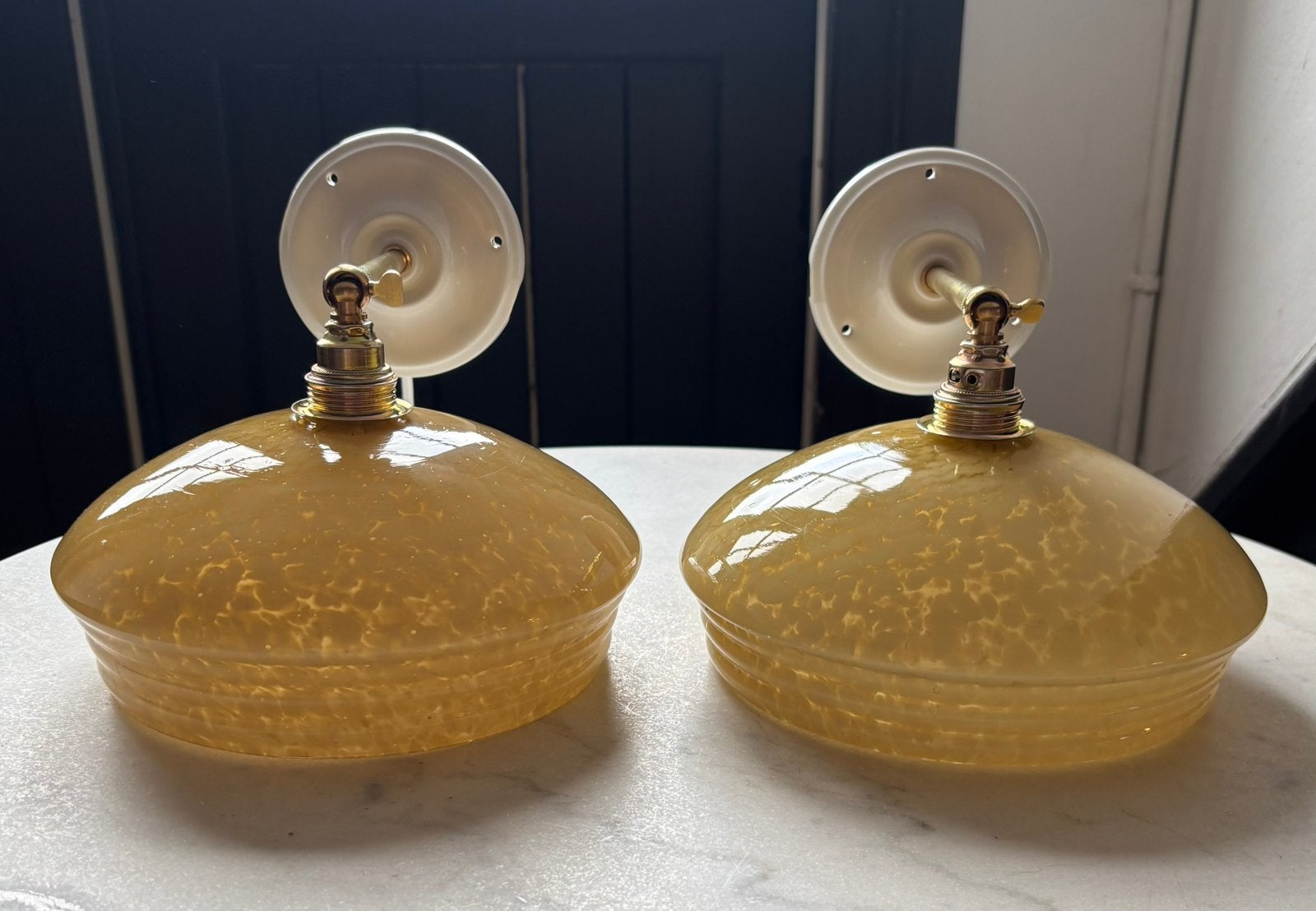 Set 2 vintage wandlampen clichy geel glas glazen lamp kap, Ophalen of Verzenden, Metaal