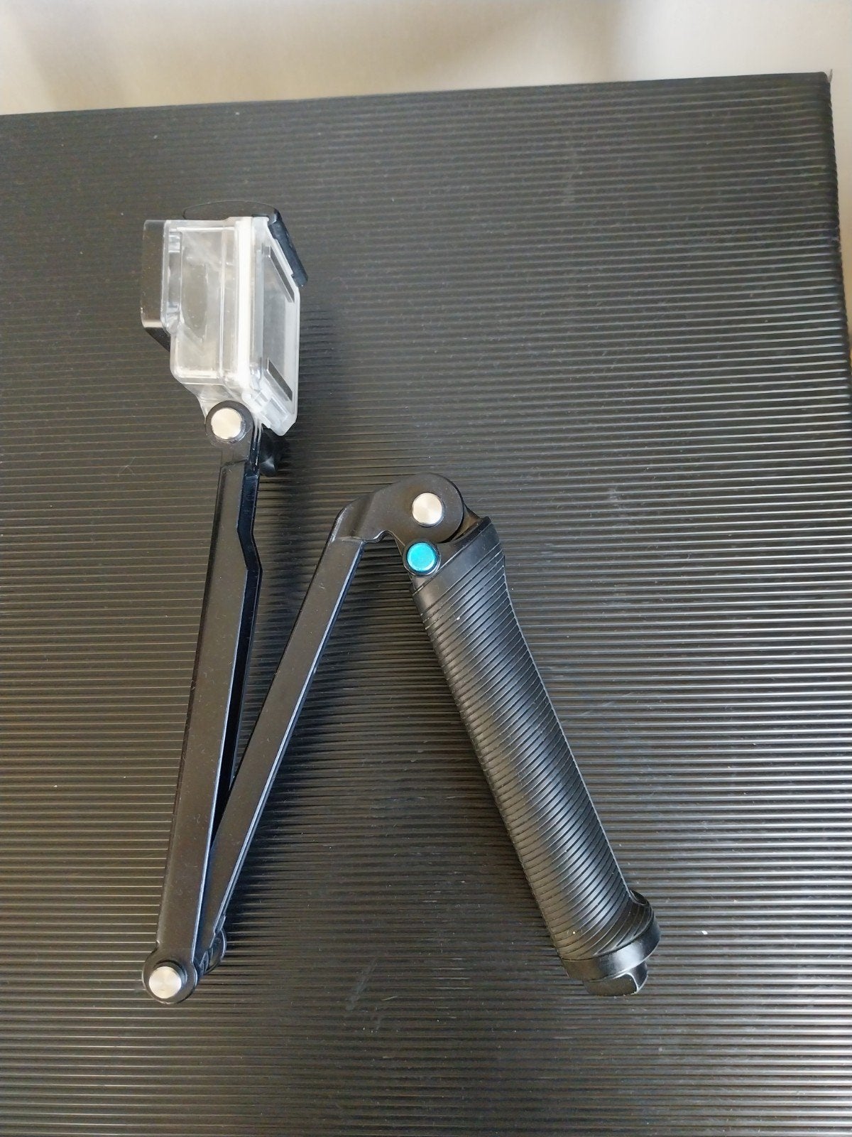 GoPro 3-Way mount met daaraan bevestigd een waterdichte behu
