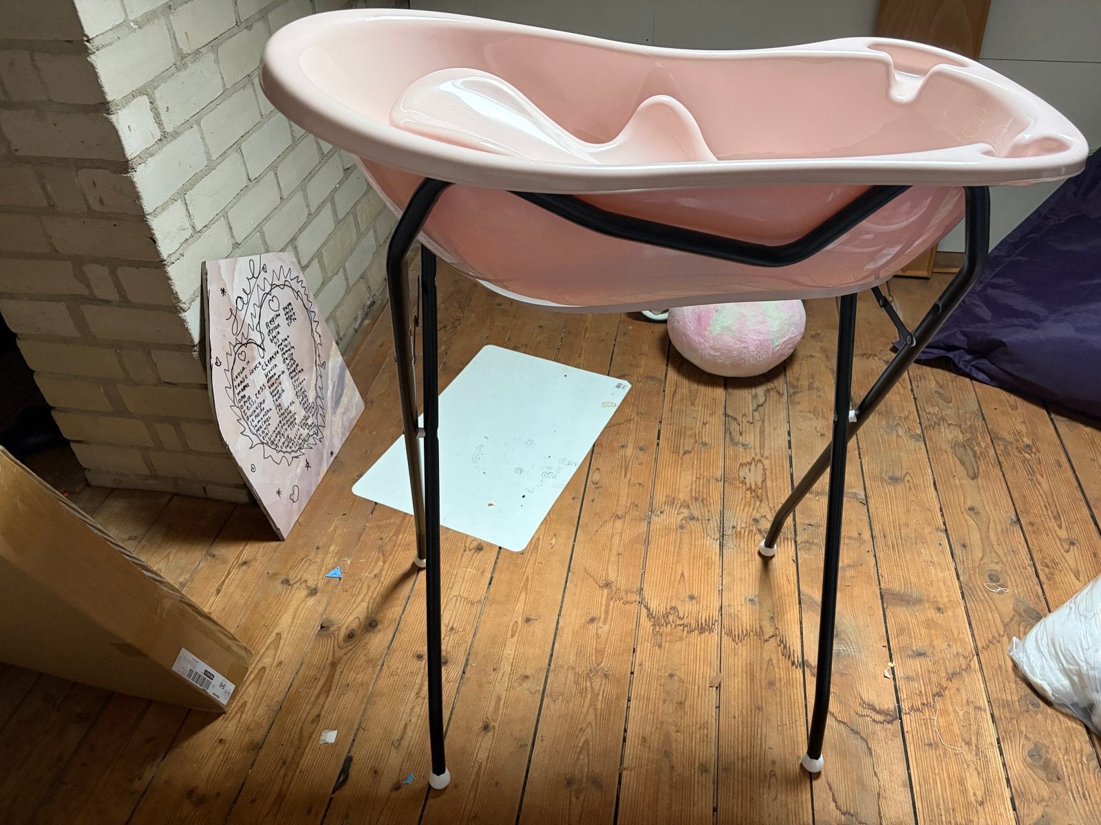 babybadje met standaard en badzitje - Roze, Ophalen, Zo goed als nieuw, Badje, Bébé-jou