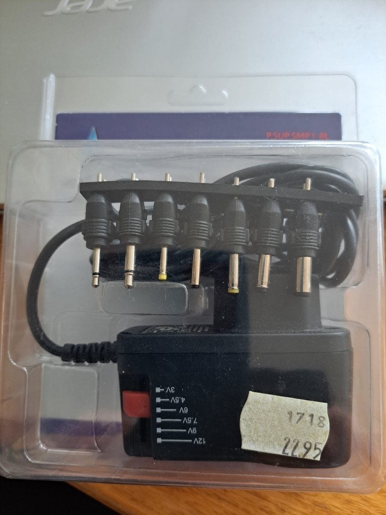 Universele schakelende voeding - 6 voltages en 8 pluggen, Ophalen of Verzenden, Nieuw, Overige typen