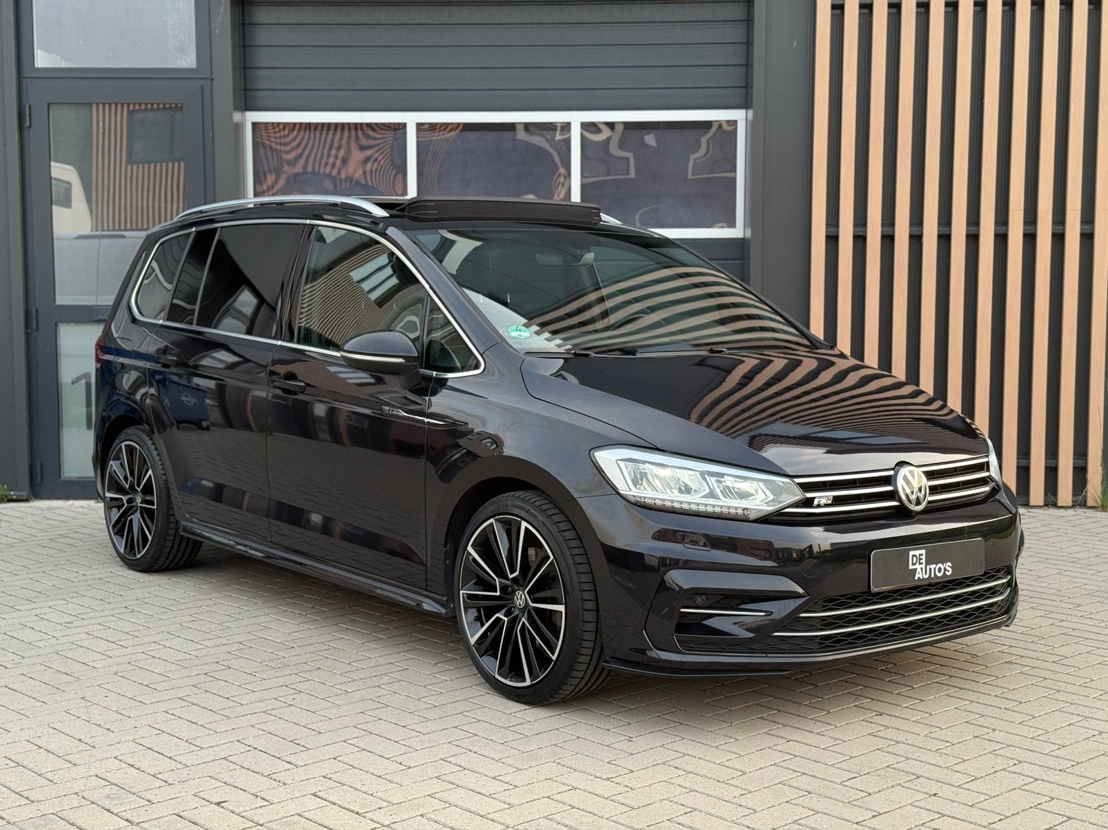Volkswagen Touran R-Line 1.8 / PANO / DSG / TREKHAAK / VOL!, 1800 kg, Euro 6, 4 cilinders, 179 pk