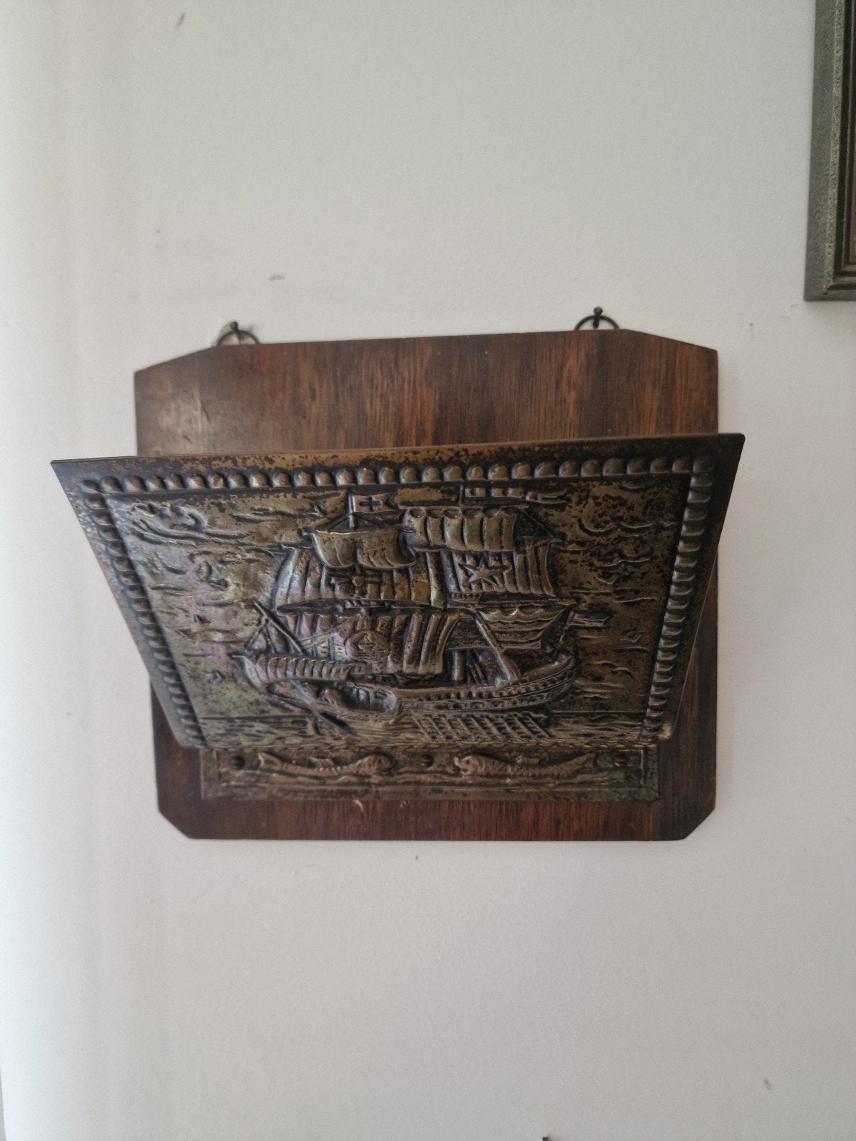 Vintage brievenhouder met scheepsreliëf, Huis en Inrichting, Woonaccessoires | Overige, Gebruikt, Ophalen of Verzenden, Bruin