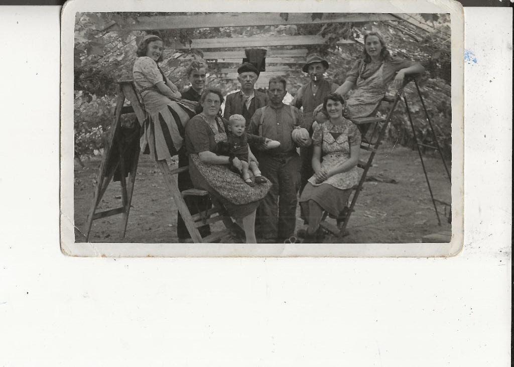 Wateringen Fam Huijser in de druivenkas Fotokaart, Ophalen of Verzenden, 1920 tot 1940, Gelopen, Zuid-Holland