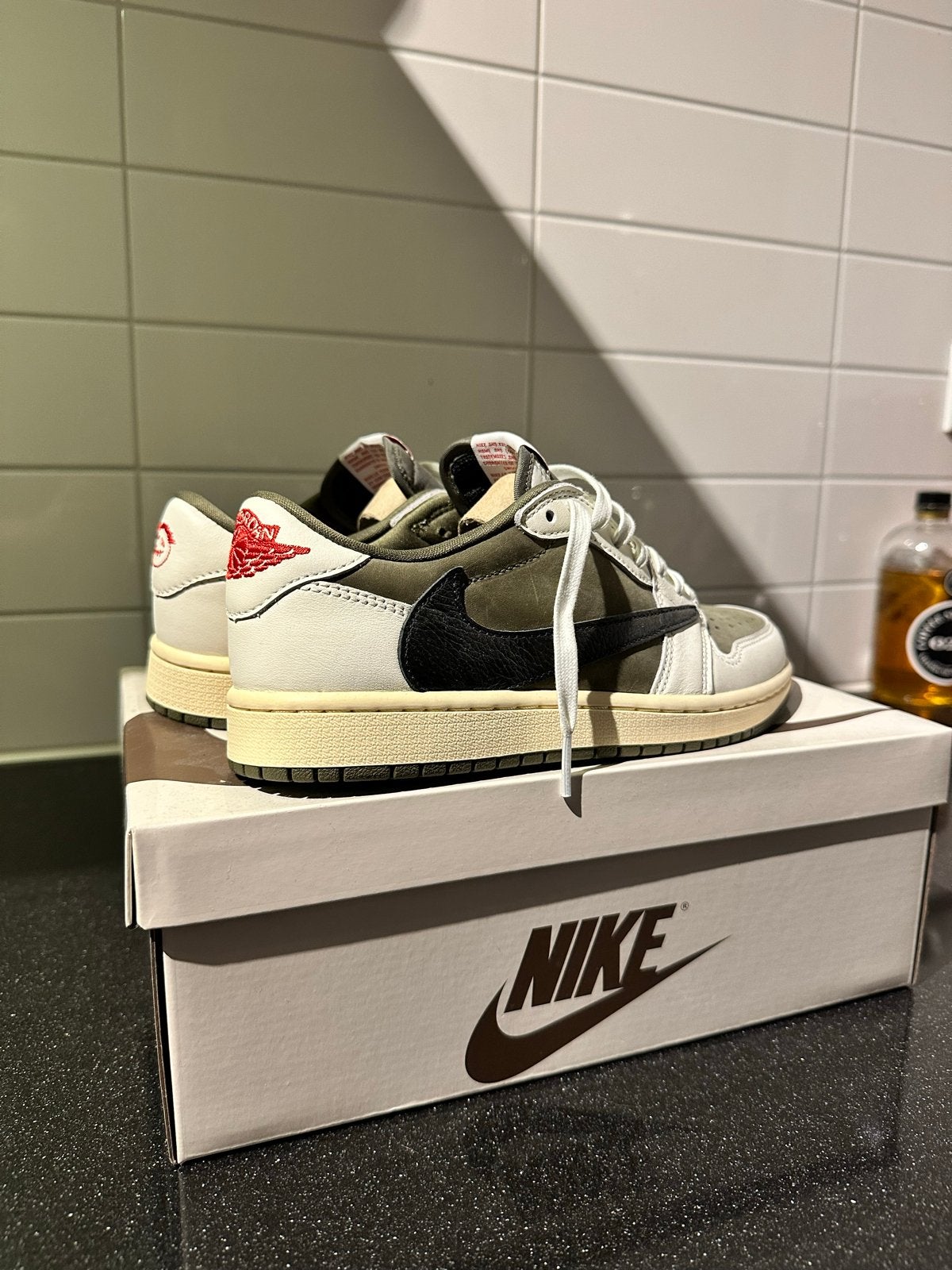 Jordan 1 Retro Low OG Travis Scott Medium Olive - Maat 38,5, Kleding | Dames, Schoenen, Ophalen, Nieuw, Groen, Sneakers of Gympen