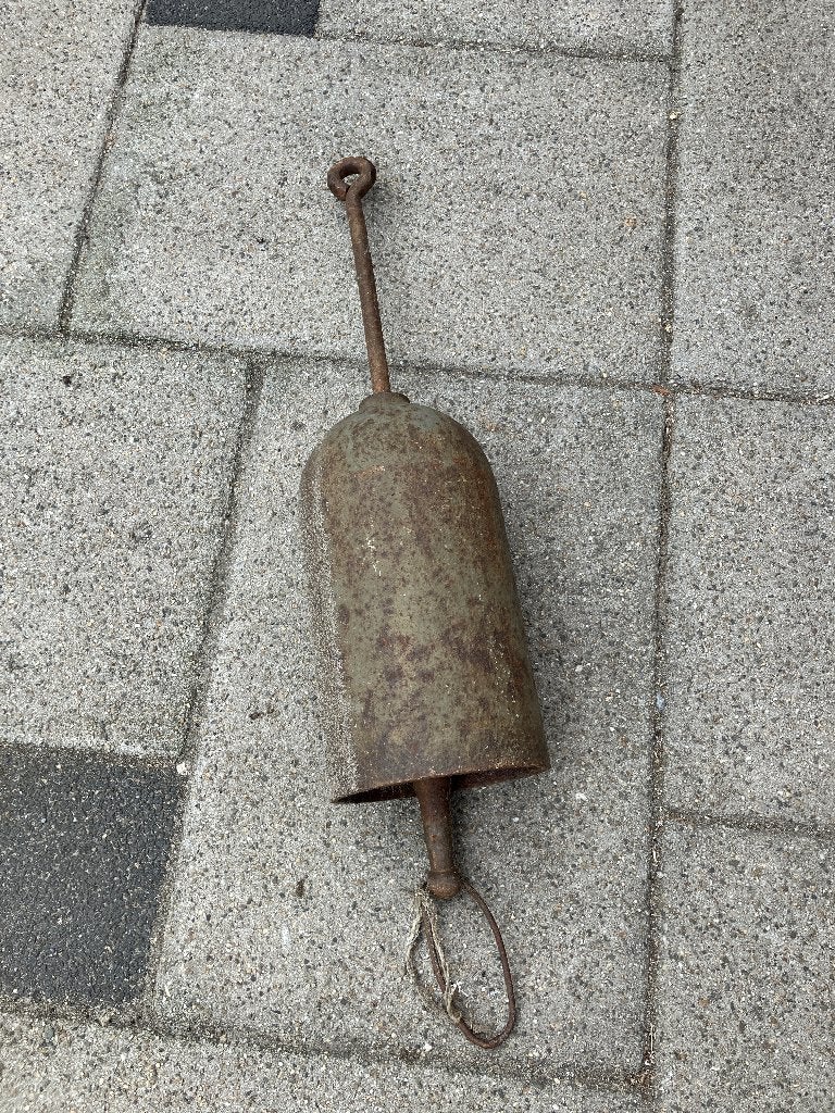 Zware oude ijzeren bel, Ophalen