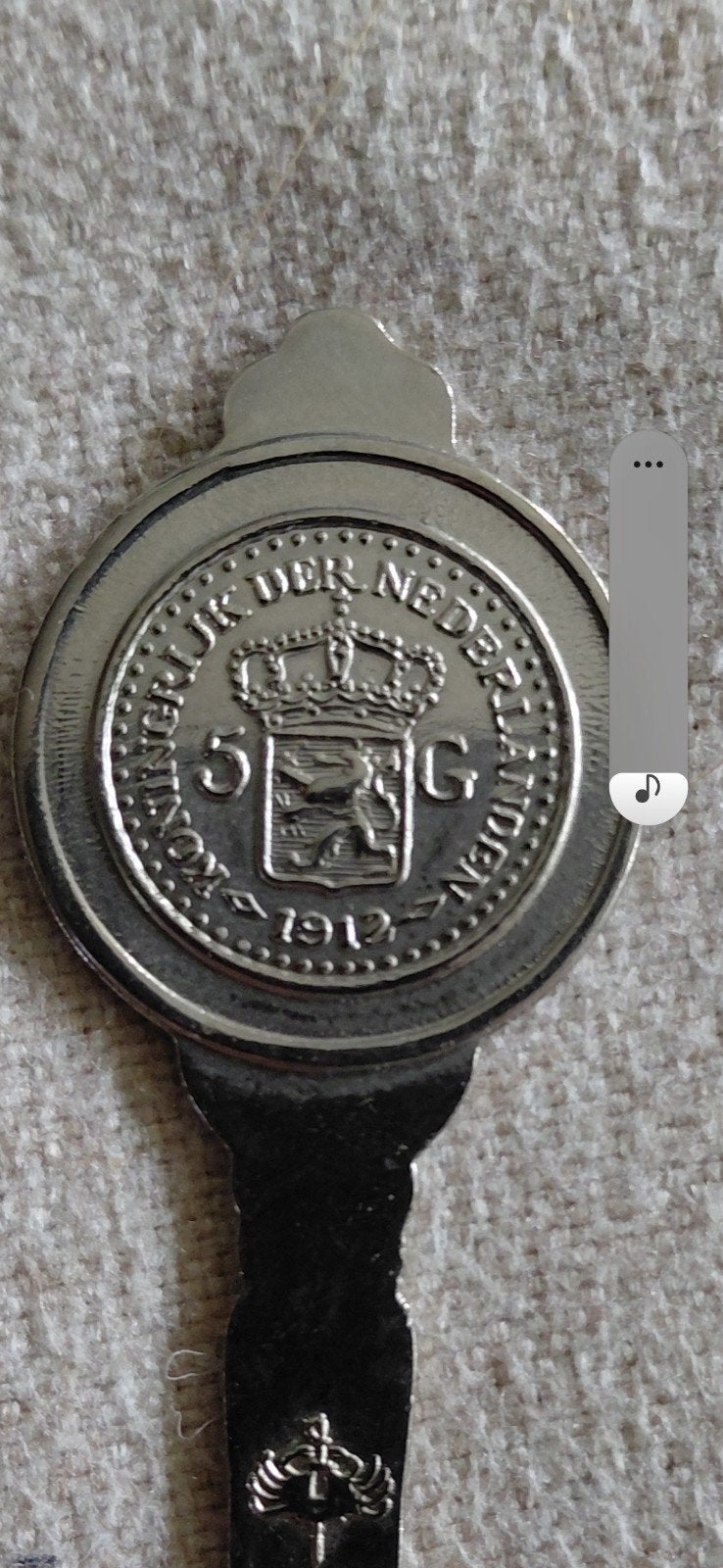 verzilverd thee lepeltje met het logo 5 gulden uit 1912, Ophalen of Verzenden, Gebruikt, Speld(je) of Lepel(tje)