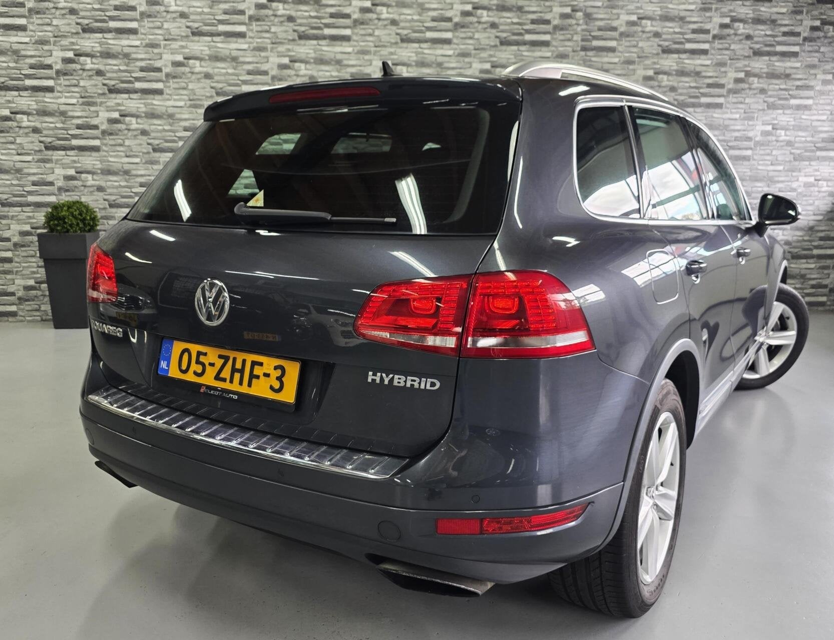 Volkswagen Touareg 3.0 TSI Hybrid Highline *NL AUTO*1e eig*!, Auto's, Euro 5, Gebruikt, 2995 cc, Bedrijf