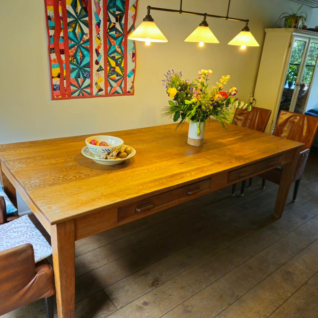 Eiken eettafel (massief) met 4 grote lades 1,12b x 2,24l, Ophalen, Gebruikt, 100 tot 150 cm, Eikenhout
