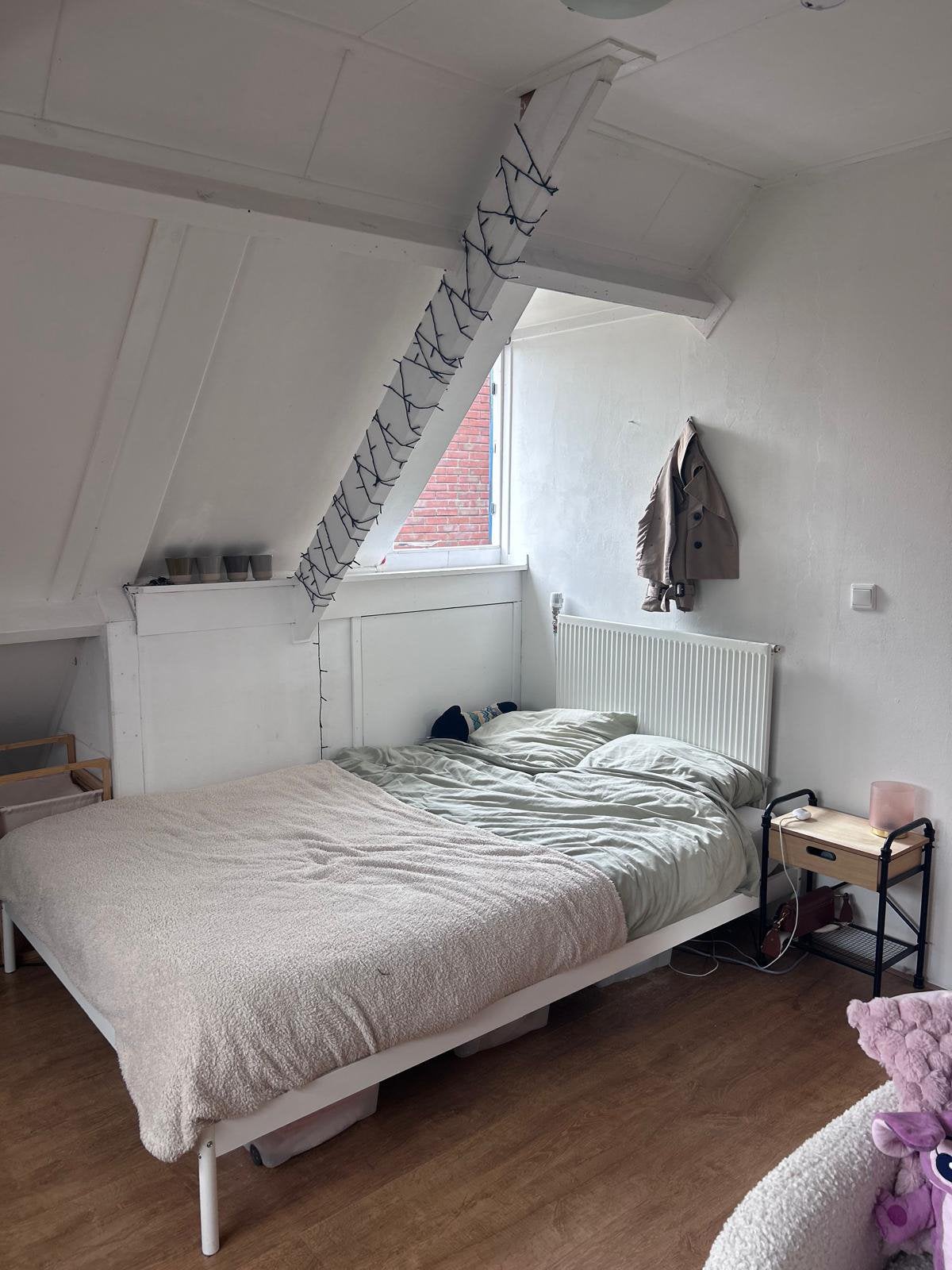 Zo goed als nieuw VEVELSTAD bedframe + matras 140x200 wit, Huis en Inrichting, Slaapkamer | Bedden, Ophalen, Wit, Tweepersoons
