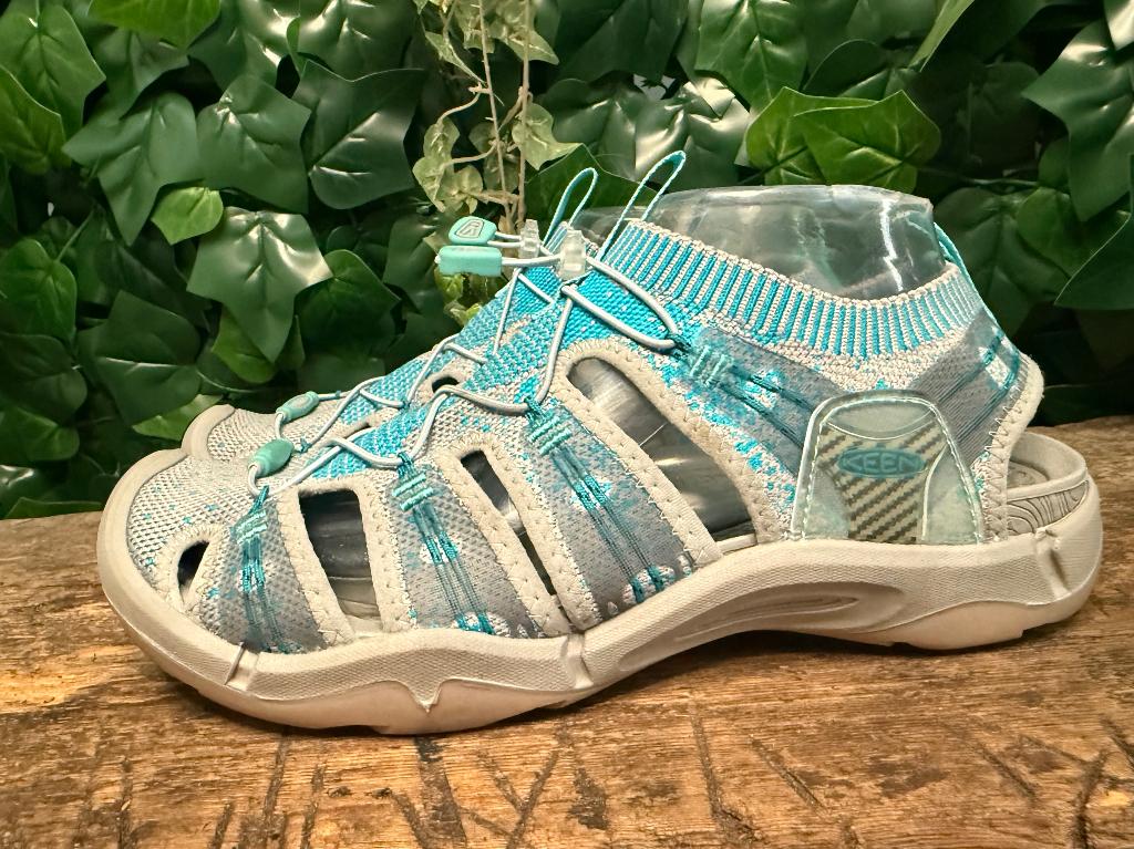 Nieuwe prachtige  sandalen van keen maat 42
