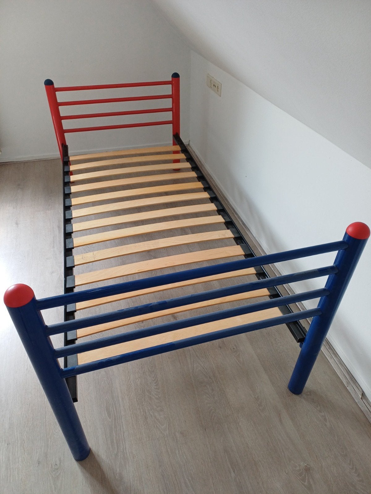 Kleurrijk eenpersoonsbed 200x80-90 cm, Huis en Inrichting, Ophalen of Verzenden