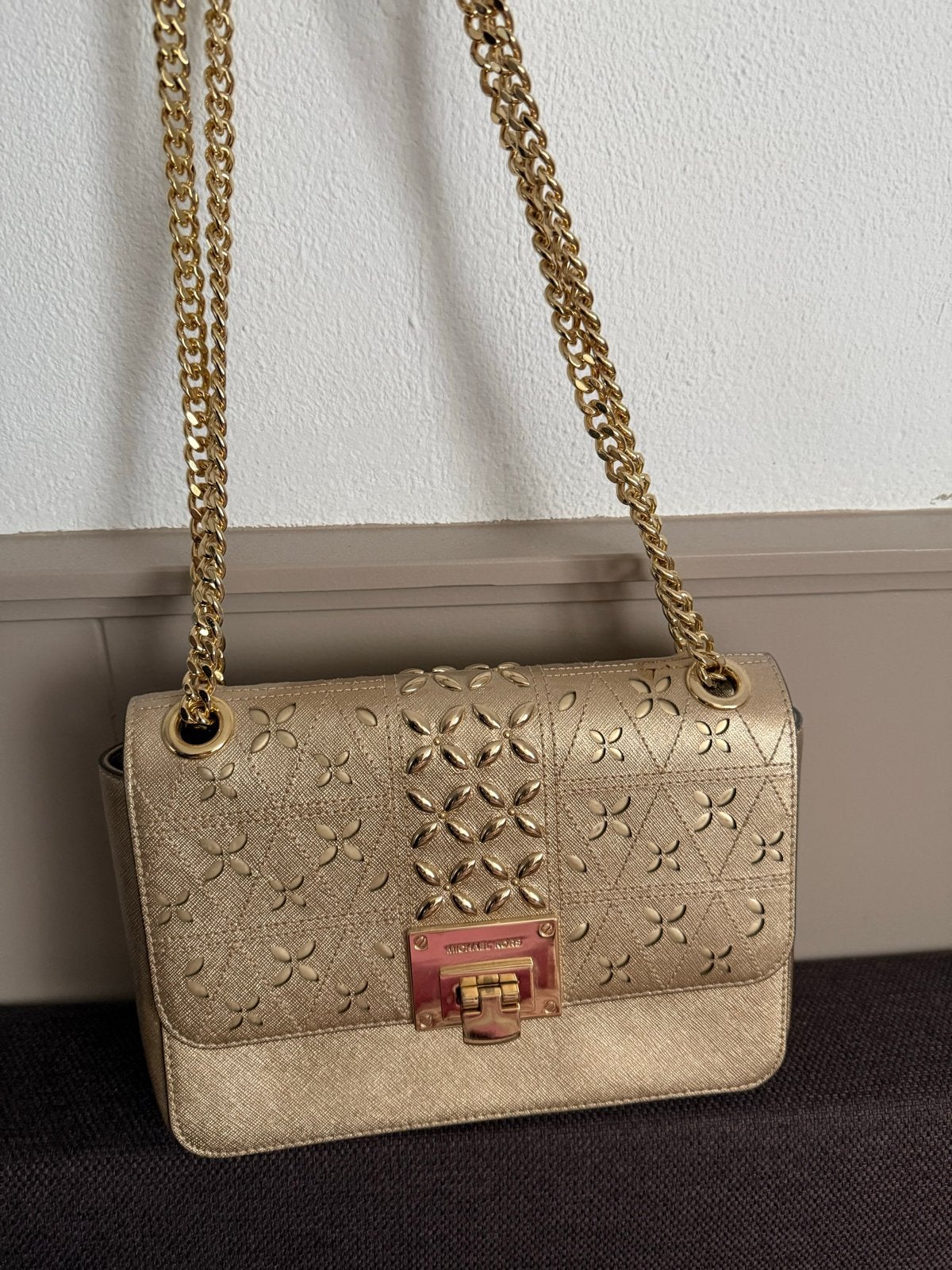 Michael Kors Schoudertasje Goud, Ophalen of Verzenden, Zo goed als nieuw, Overige kleuren, Schoudertasje