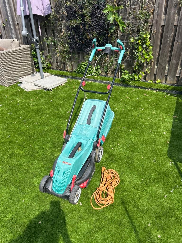 Bosch ARM 34 Elektrische Grasmaaier - Compact en Krachtig, Ophalen, Cirkelmaaier, Gebruikt, Elektrische grasmaaier