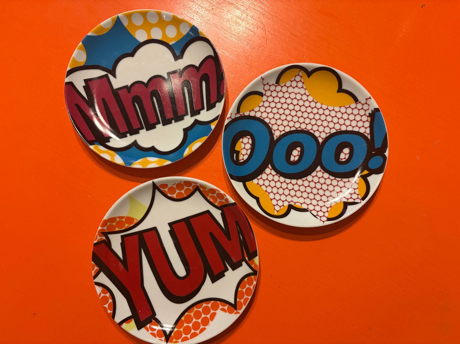 Set van 3 Pop Art Snackbordjes - 'Yum', 'Ooo', 'Mmm', Keramiek, Ophalen of Verzenden, Zo goed als nieuw, Bord(en)