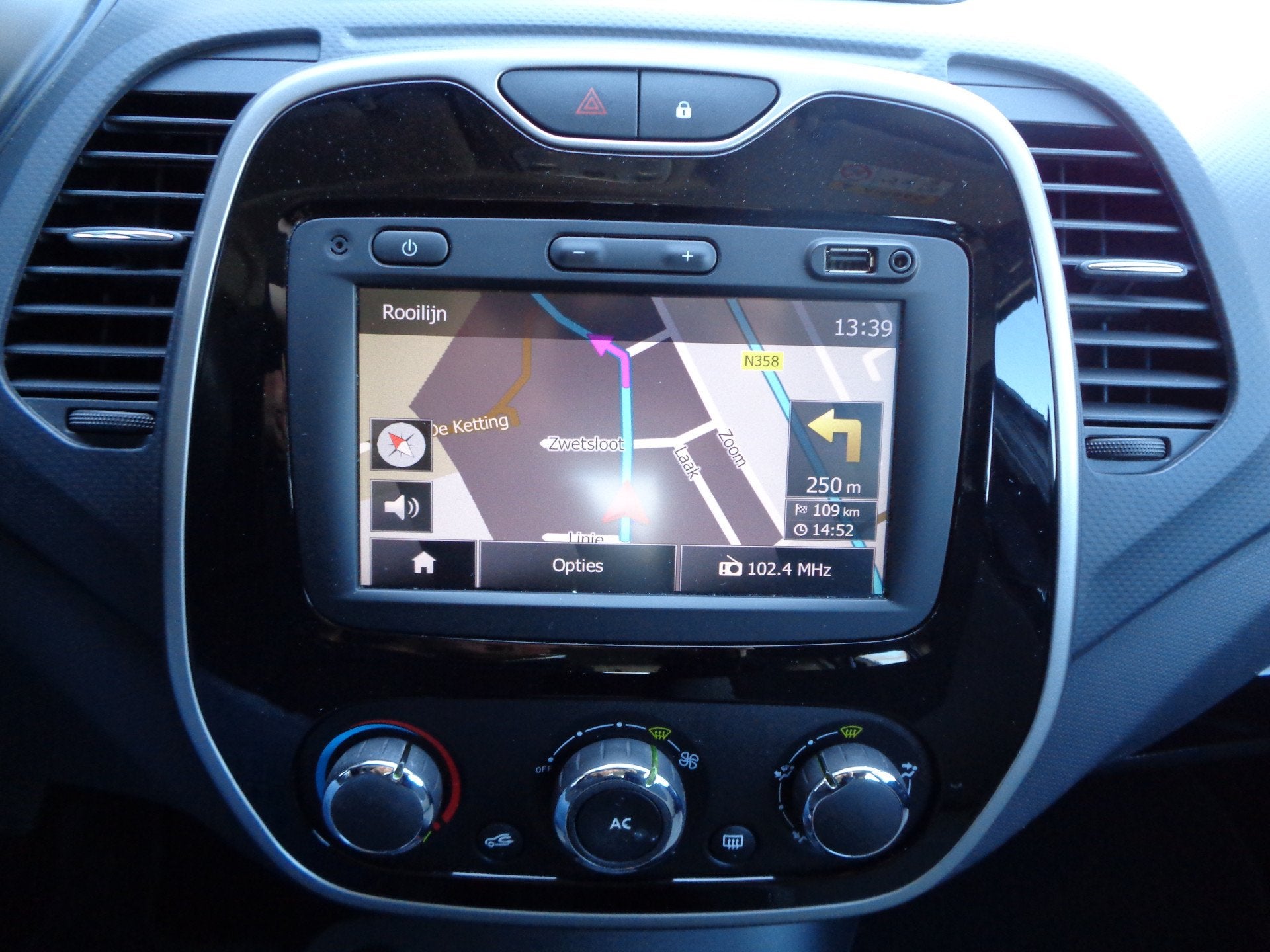 Renault Captur 0.9 TCe Expression 90PK Navi Airco Cruise LMV, Voorwielaandrijving, Gebruikt, 49 €/maand, Origineel Nederlands