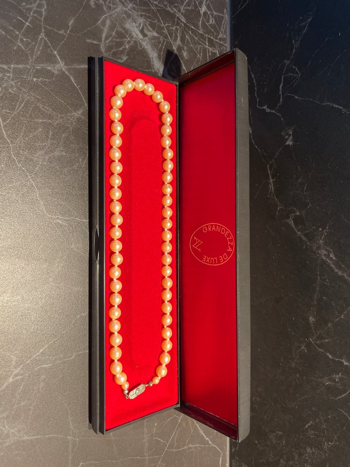 Elegante imitatie Parelketting in originele doos, Ophalen of Verzenden, Zo goed als nieuw, Beige, Overige materialen