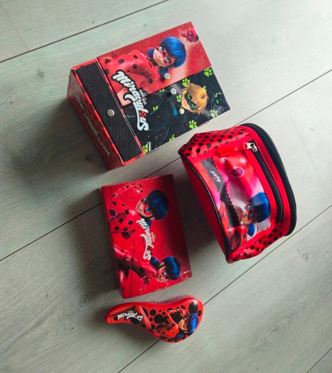 Miraculous Ladybug set: sieradendoosjes, borstel, toilettas, Ophalen of Verzenden, Gebruikt