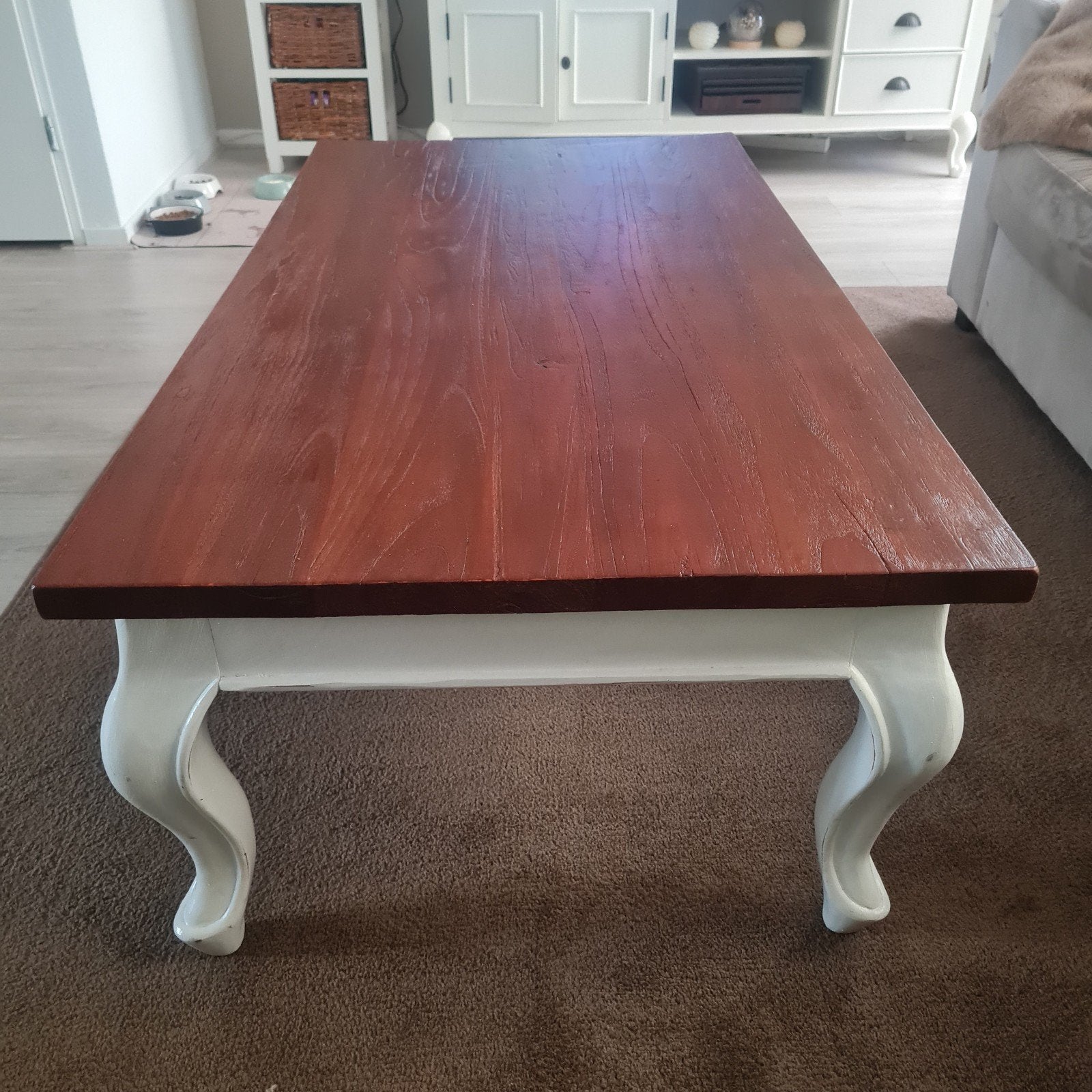 Salontafel met sierlijke poten en houten blad, Huis en Inrichting, Tafels | Salontafels, Gebruikt, 100 tot 150 cm, Minder dan 50 cm