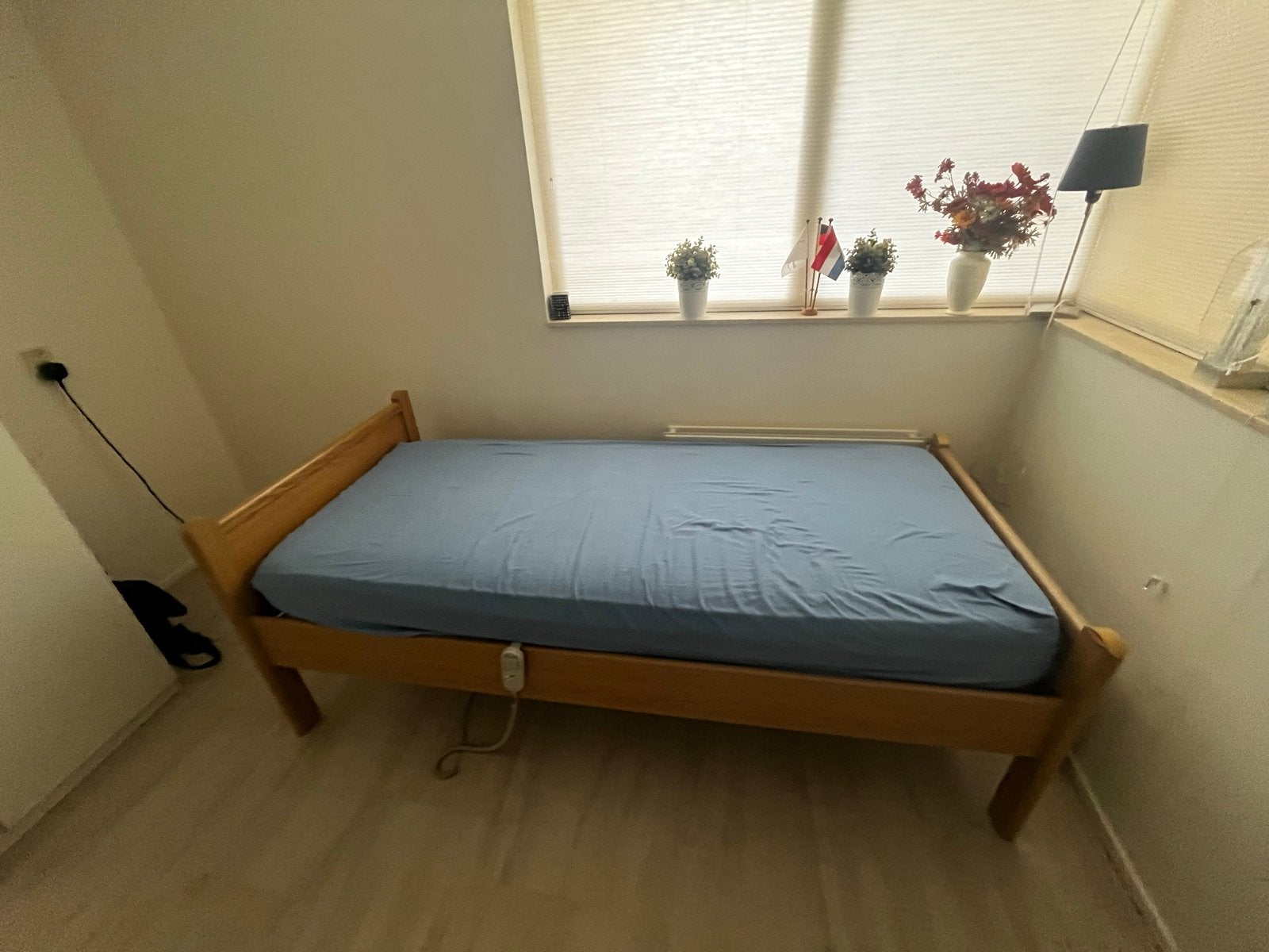 Eenpersoons seniorenbed met verstelbare lattenbodem, Ophalen, 90 cm, Eenpersoons, Bruin