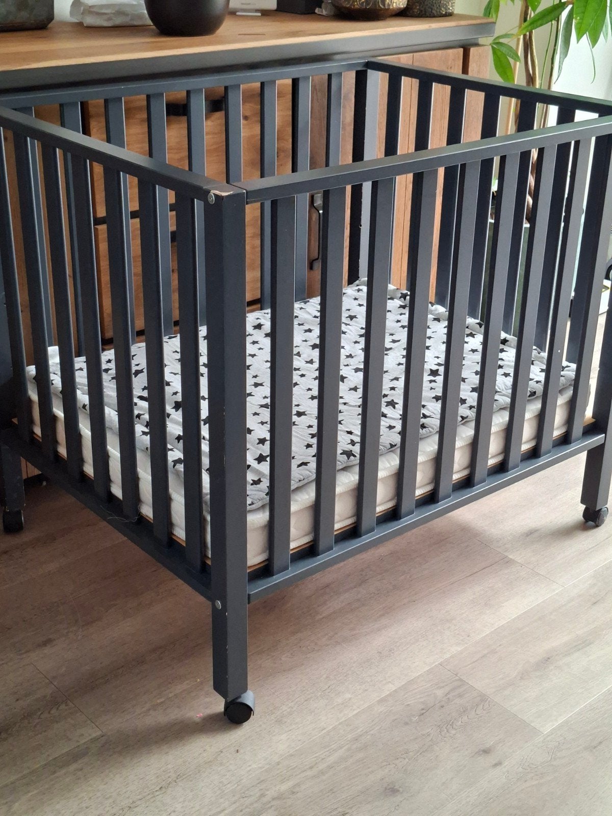 Grijze houten box met matrasje en wieltjes, Kinderen en Baby's, Ophalen, Gebruikt, Vierkant, Wieltjes