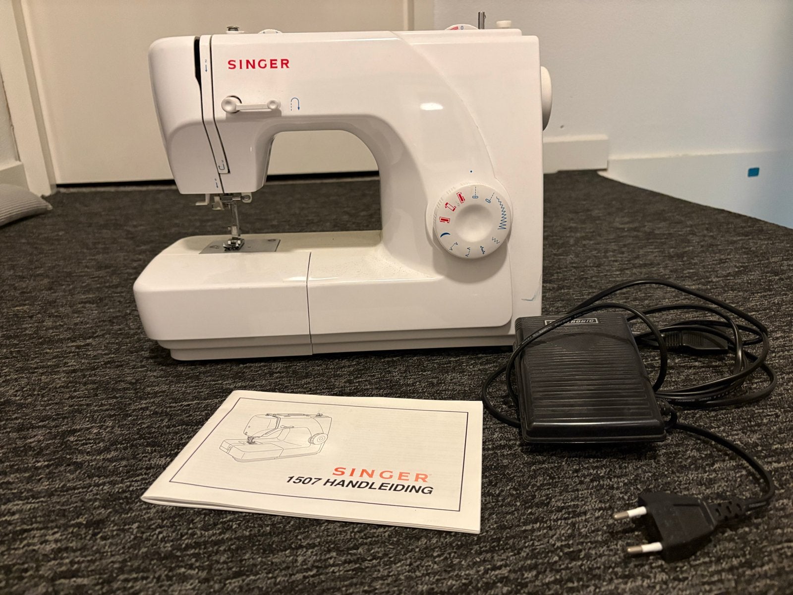 Singer 1507 Naaimachine met handleiding, Ophalen, Zo goed als nieuw, Naaimachine, Singer
