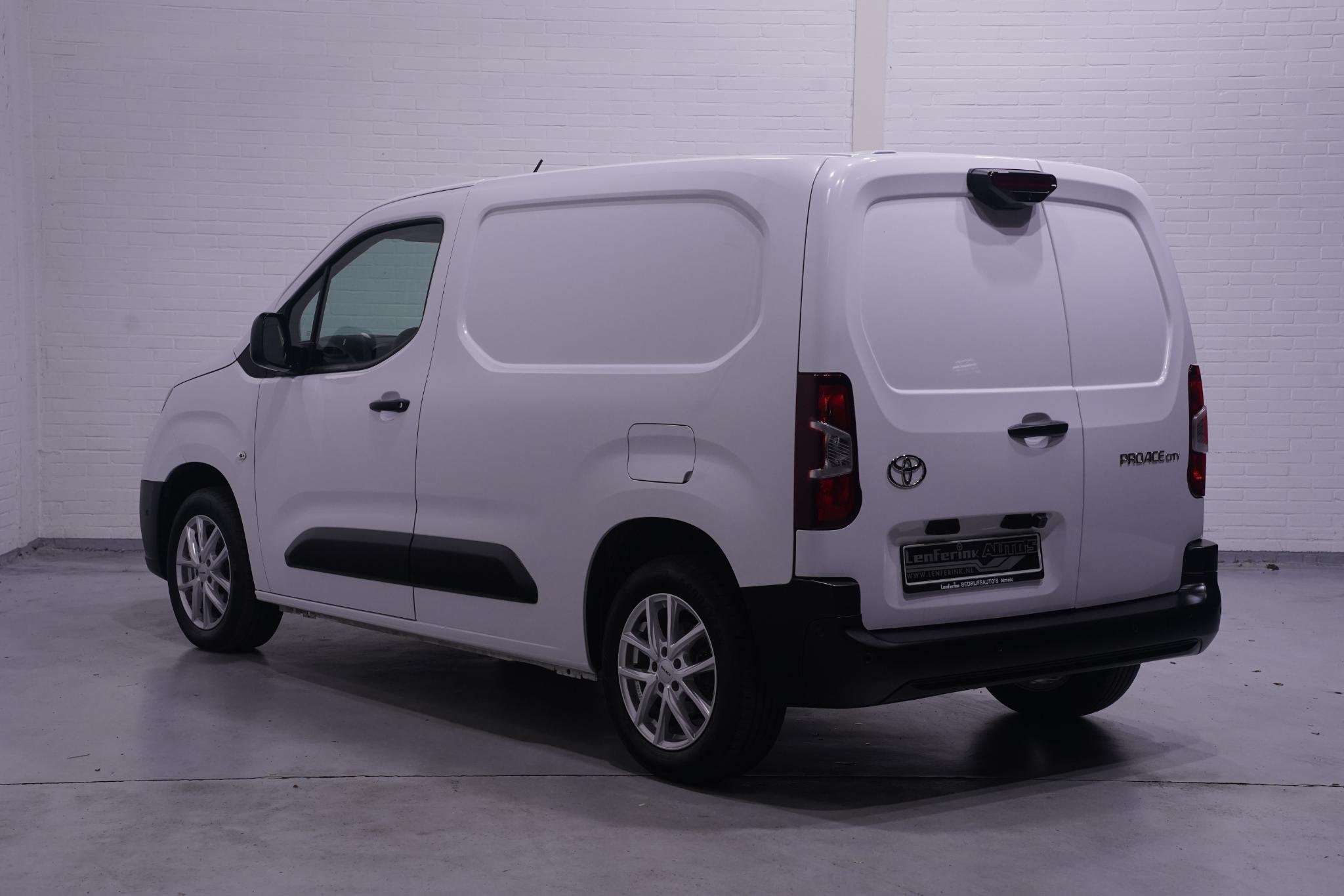 Toyota PROACE CITY 1.5 D-4D 130 pk L1 Navigator Navi, Camera, Auto's, 1350 kg, Stof, Gebruikt, 4 cilinders