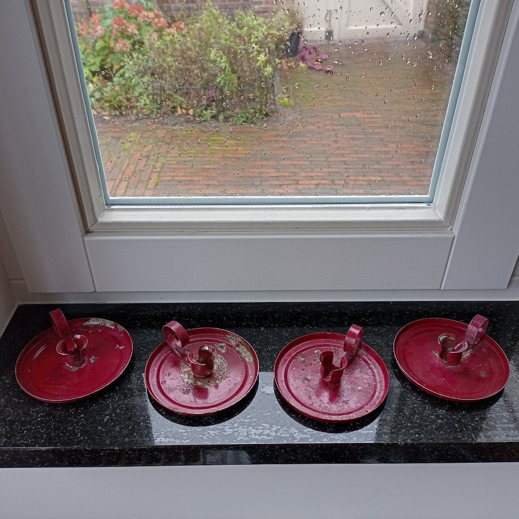 4 oude metalen rode blakers/kaarsenstandaards, Ophalen of Verzenden, Gebruikt, Rood
