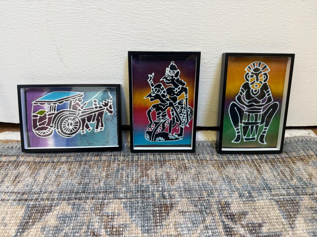 Set van 3 ingelijste batik schilderijen, Ophalen