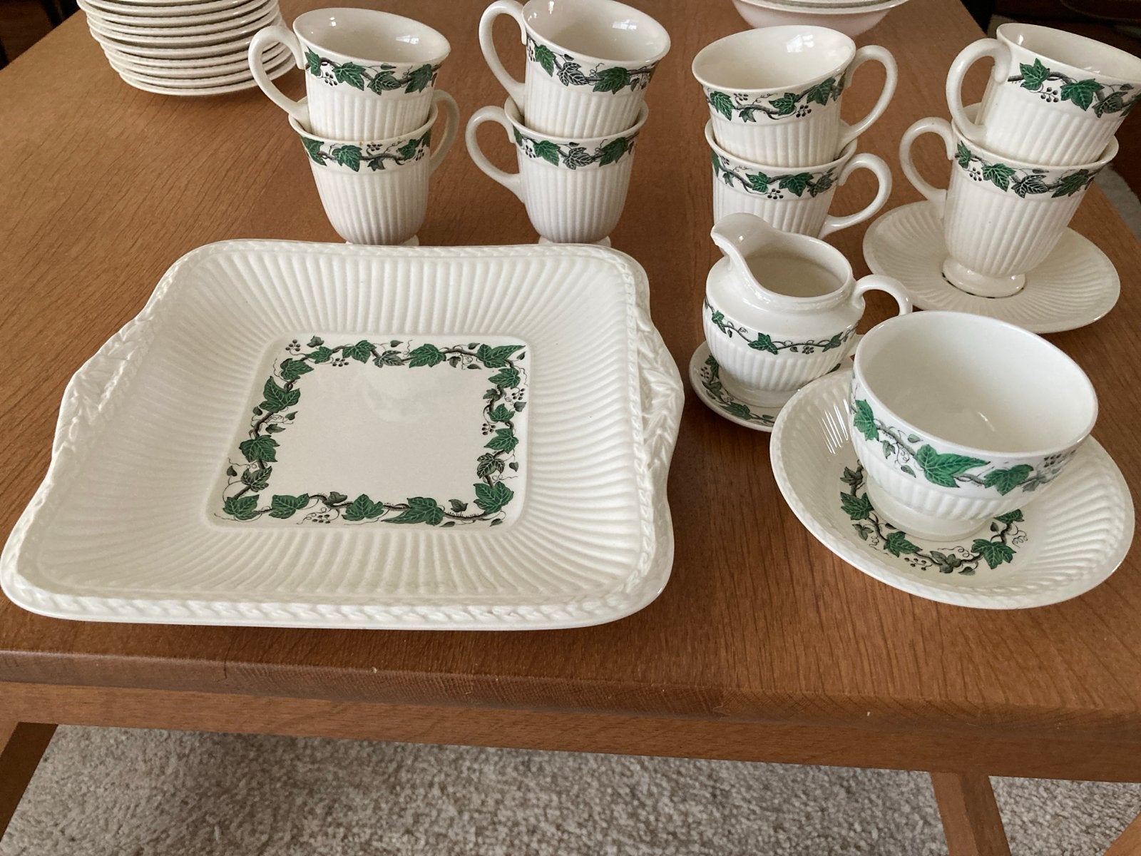 Wedgwood Stratford Servies - Vintage Ivoor met Klimopdecor, Vintage, Ophalen of Verzenden, Zo goed als nieuw, Kop(pen) en/of Schotel(s)