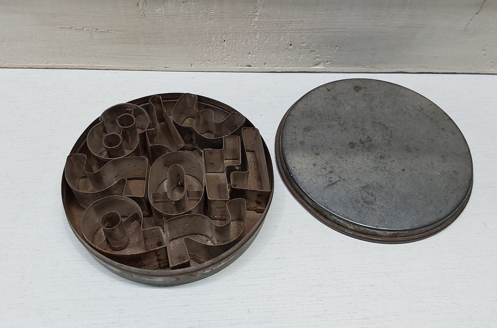 Brocante blikje met uitsteek vormpjes,  cijfers, Ophalen of Verzenden
