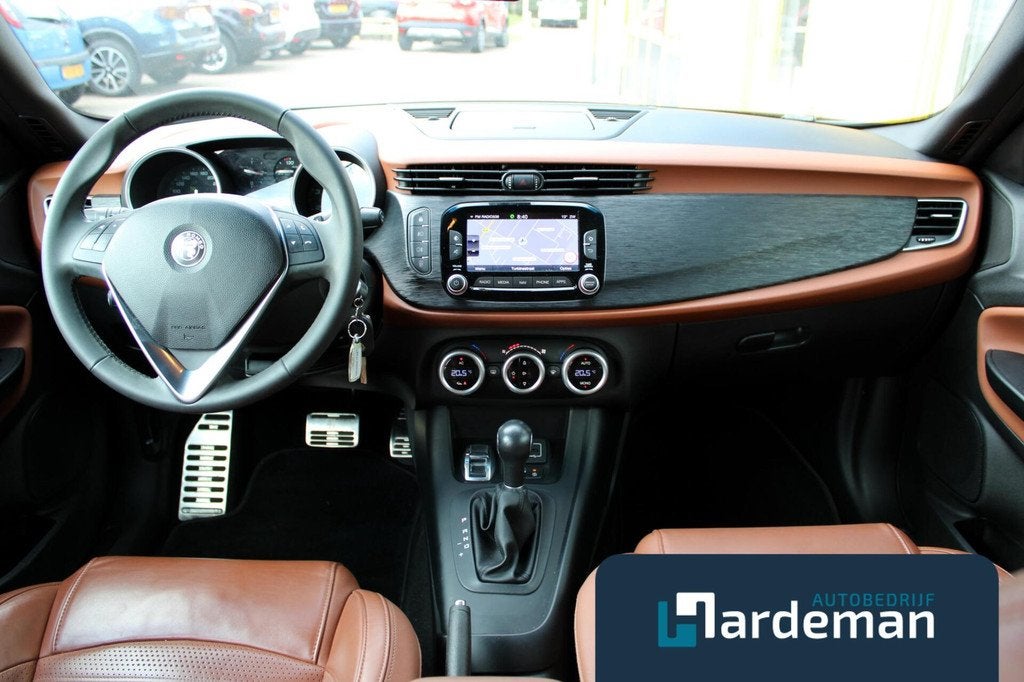 Alfa Romeo Giulietta 1.4 Turbo 170PK TCT Leder, Auto's, Alfa Romeo, Euro 6, 4 cilinders, Zwart, Onderhoudsboekje