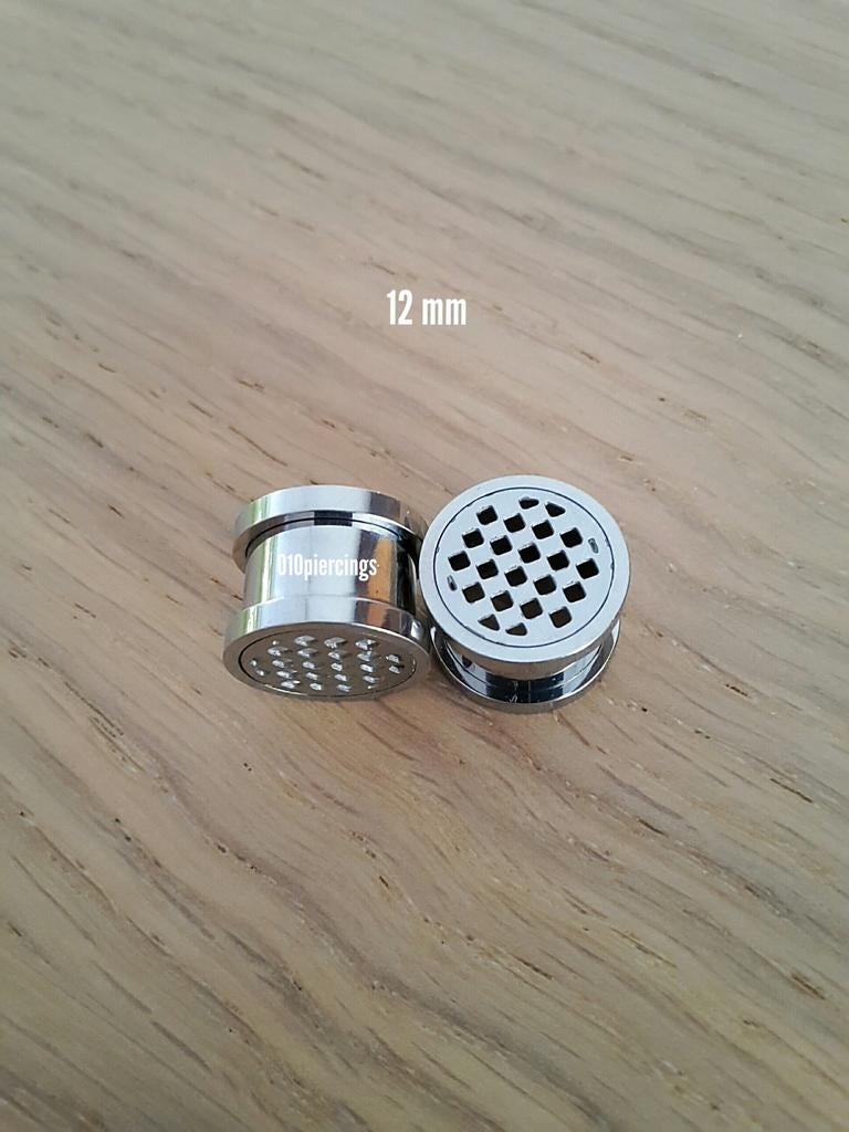 Nieuwe tunnels, pluggen. Staal. Raster. 14, 16 mm., Ophalen of Verzenden, Zo goed als nieuw, Staal, Oor- of Traguspiercing