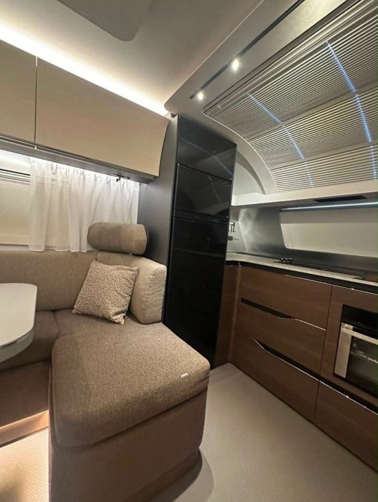 Caravan Adria Alpina 663HT, Ringverwarming, Rondzit, 7 tot 8 meter, Particulier