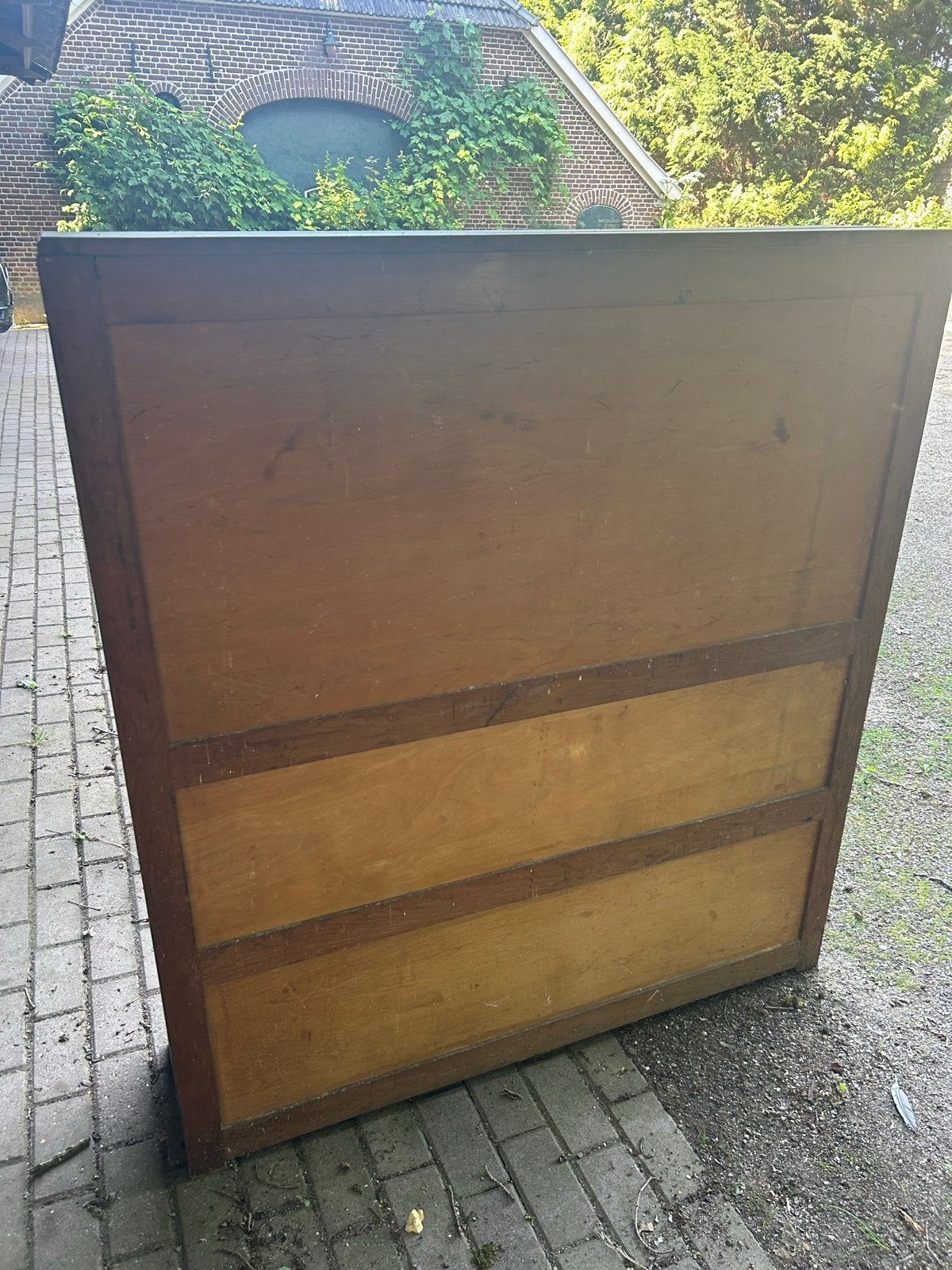 houten kast met glazen schuifdeuren, Ophalen, Gebruikt, 100 tot 150 cm, 25 tot 50 cm