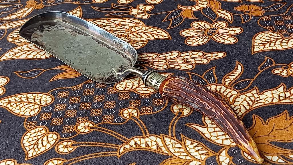 Antieke Engelse kruimelschep van silverplate en gewei 35 cm., Ophalen of Verzenden