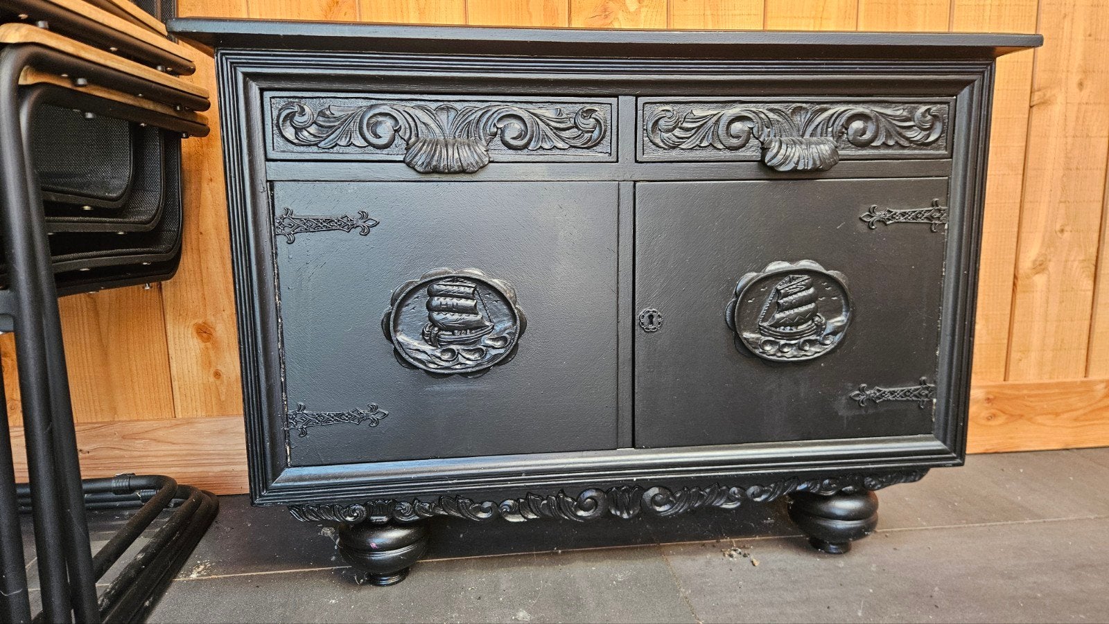 zwart dressoir met scheepsgravures, lage kast met 2 lades, Huis en Inrichting, Kasten | Dressoirs, Ophalen