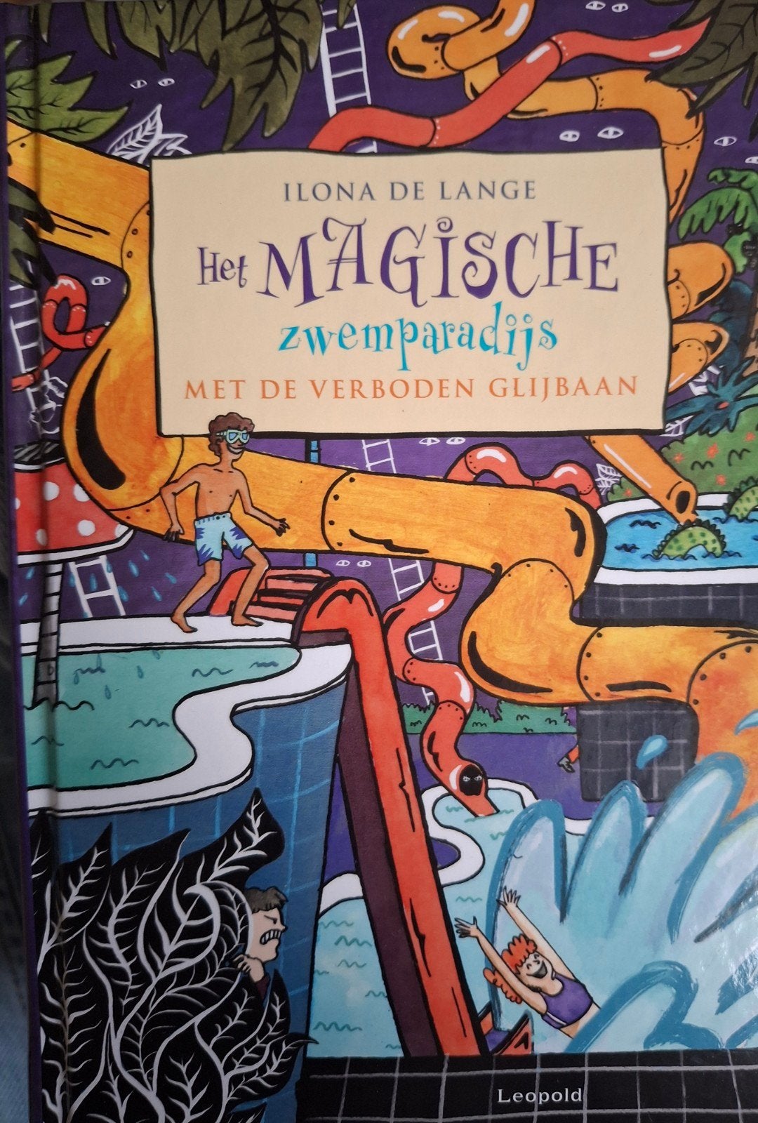 Het Magische Zwemparadijs - Ilona de Lange(hardcover), Boeken, Ophalen of Verzenden, Zo goed als nieuw, Ilona de Lange, Fictie