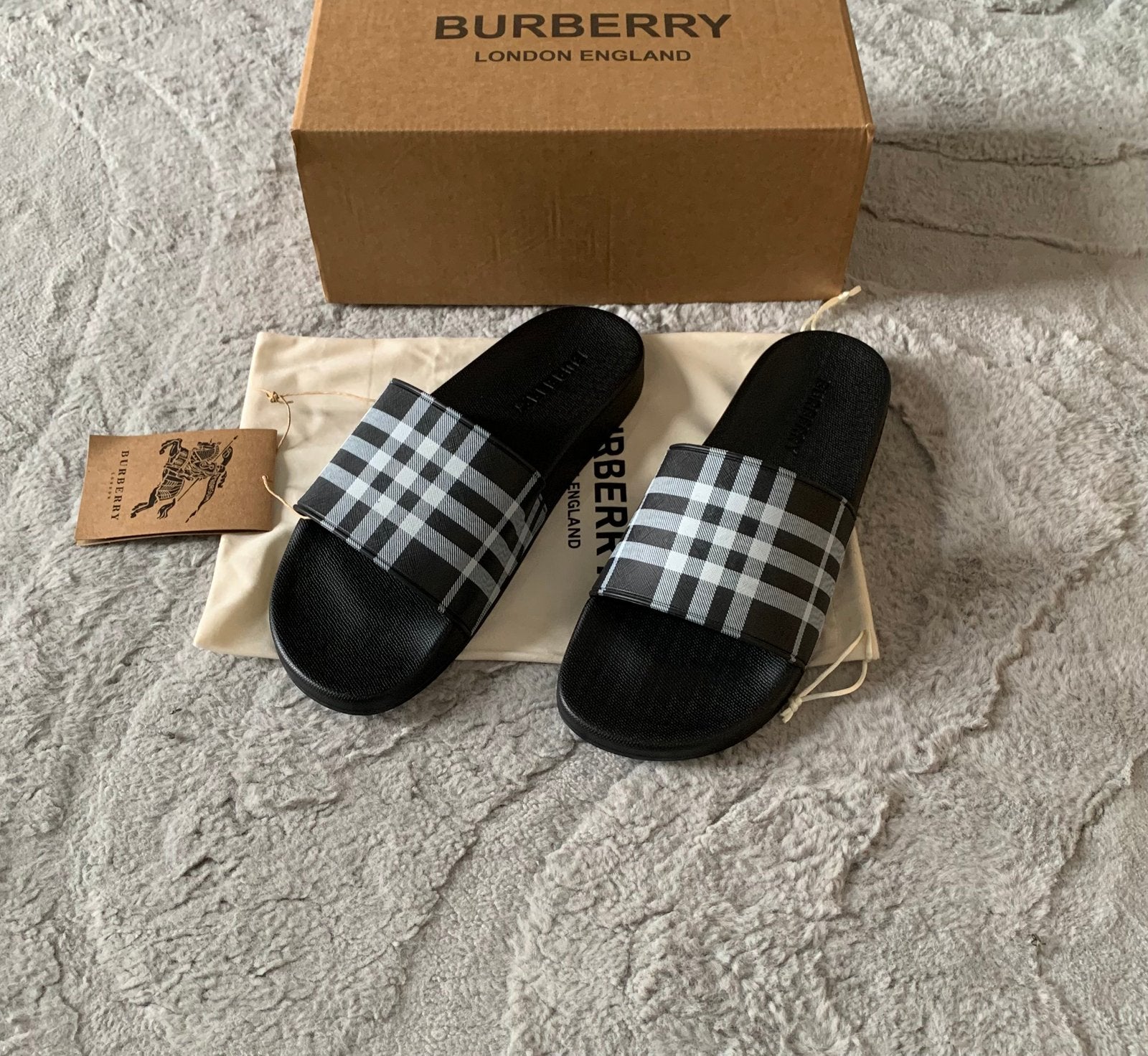 Burberry Slippers - Zwart & Grijs - Maat 44, Slippers, Verzenden, Zwart, Nieuw