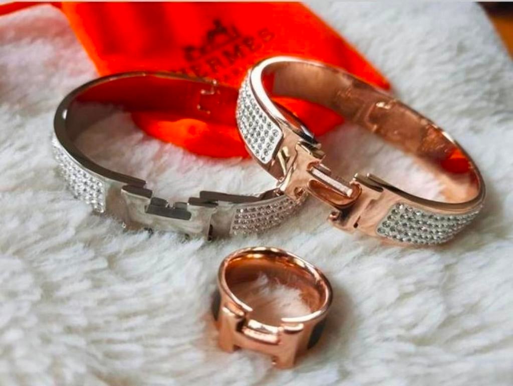 NIEUW Mét zakje! Zilverkleurig H armband met strass, Overige materialen, Nieuw, Ophalen of Verzenden, Zilver