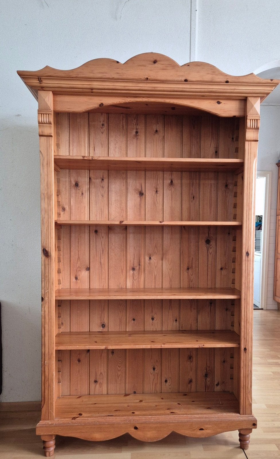 Massief grenen boekenkast met sierlijke details, Huis en Inrichting, Ophalen, Met plank(en), Gebruikt, 100 tot 150 cm