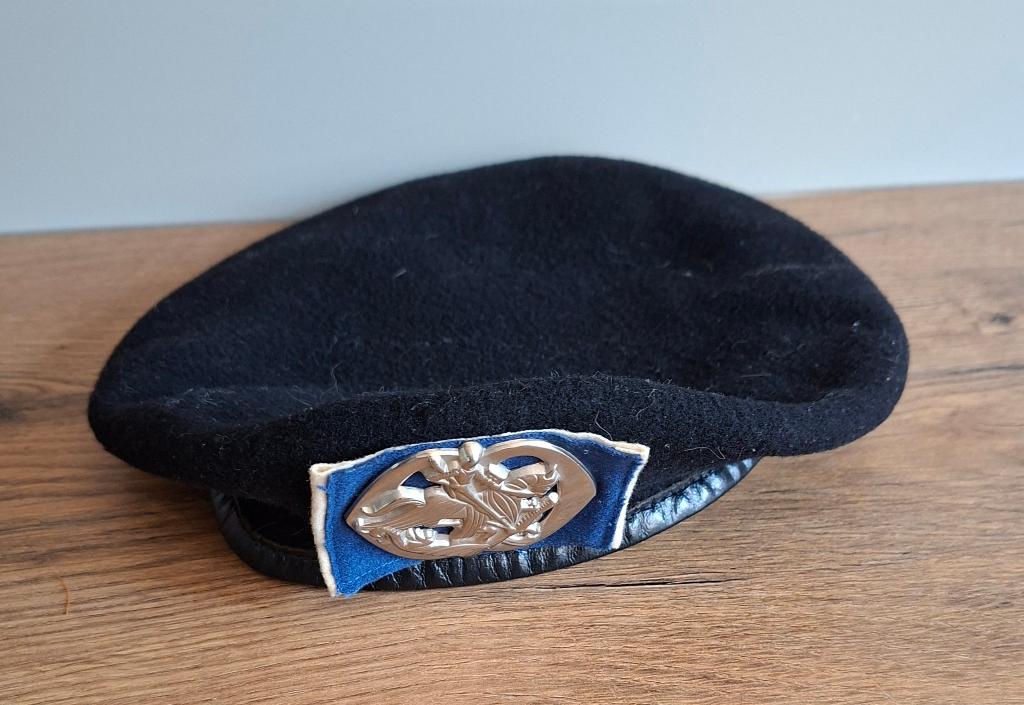 Baret zwart Cavalerie, Verzamelen, Ophalen of Verzenden, Landmacht, Nederland, Embleem of Badge