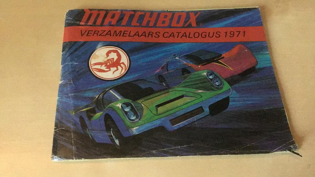 MATCHBOX VERZAMELAARS CATALOGUS FOLDER 1971 LEUK IN VITRINE?, Ophalen of Verzenden, Zo goed als nieuw