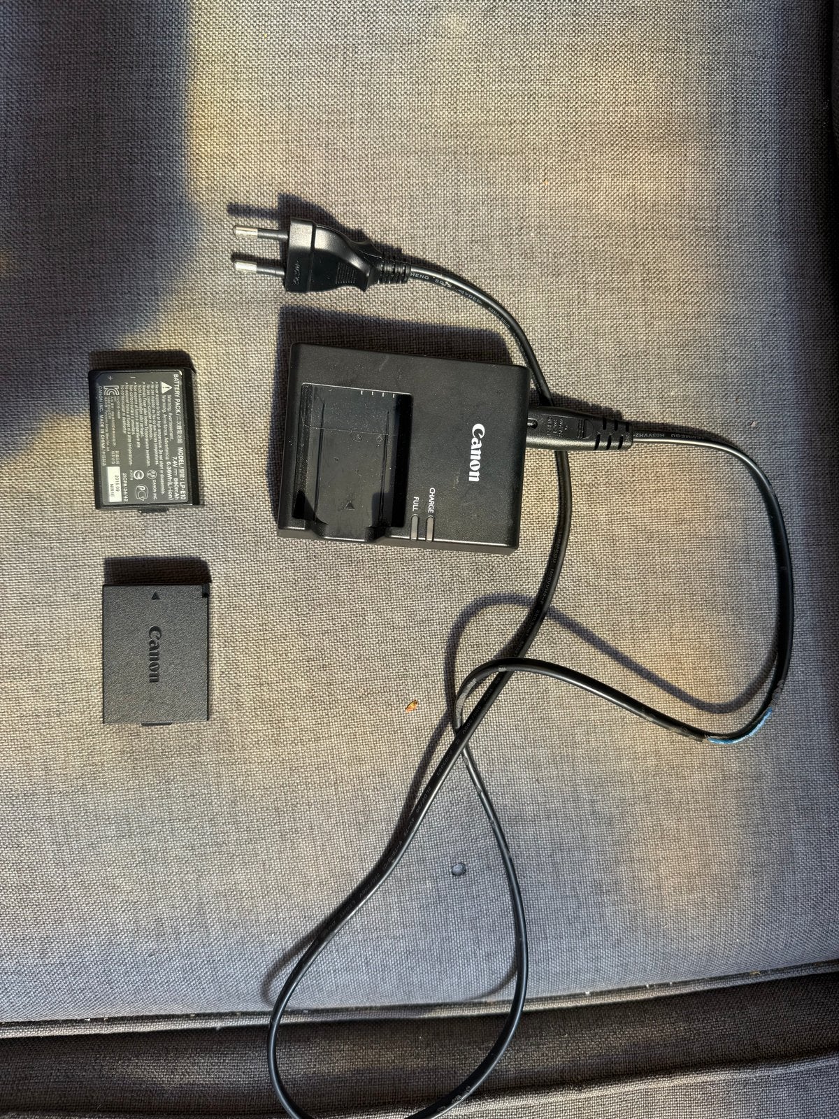 Canon LC-E10E Acculader met 2 LP-E10 Batterijen, Gebruikt, Acculader, Canon, Ophalen of Verzenden