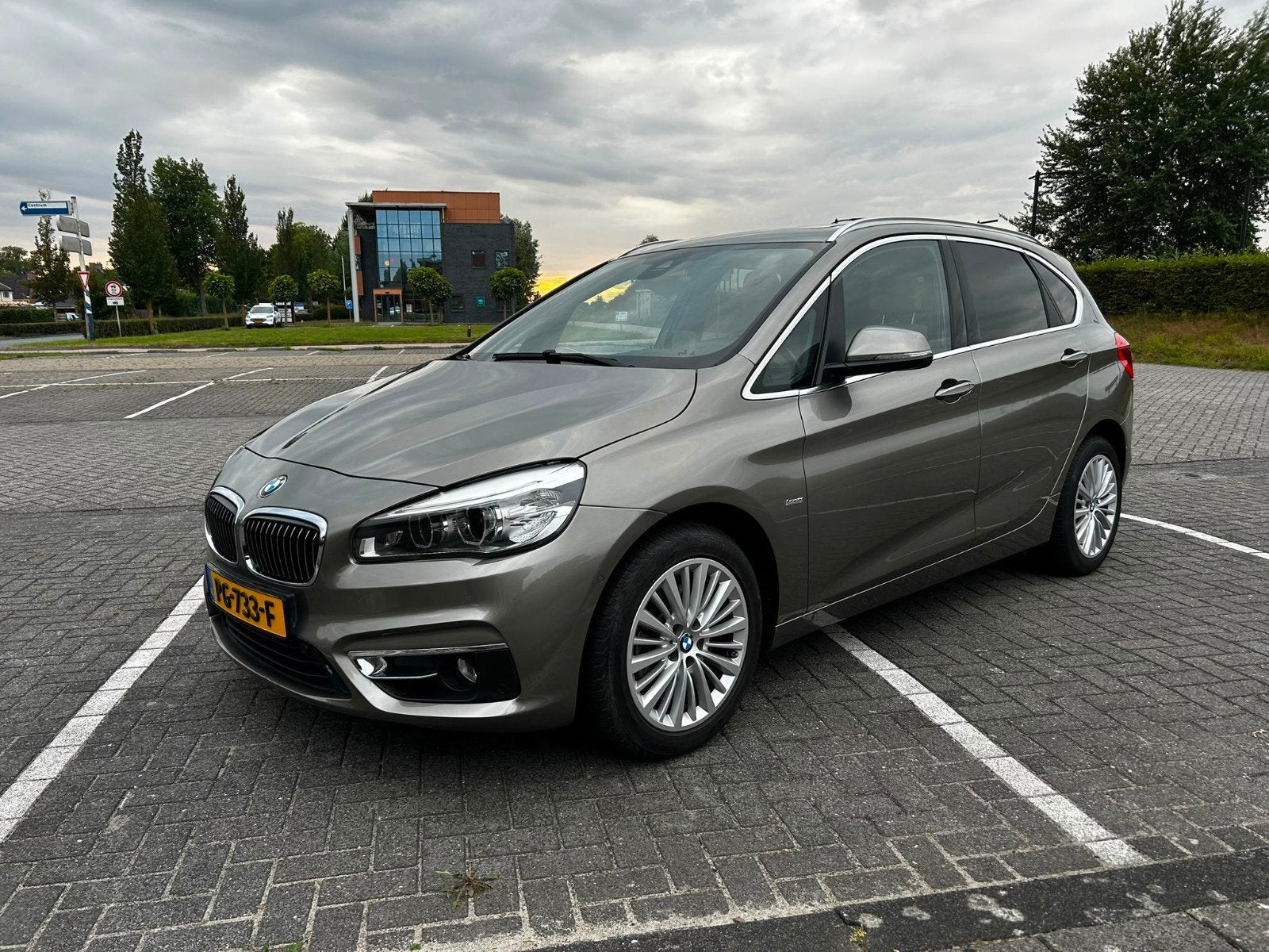 BMW 2-Serie Active Tourer 220i 192pk Aut 2017 Grijs, 1998 cc, 730 kg, Beige, 75 €/maand