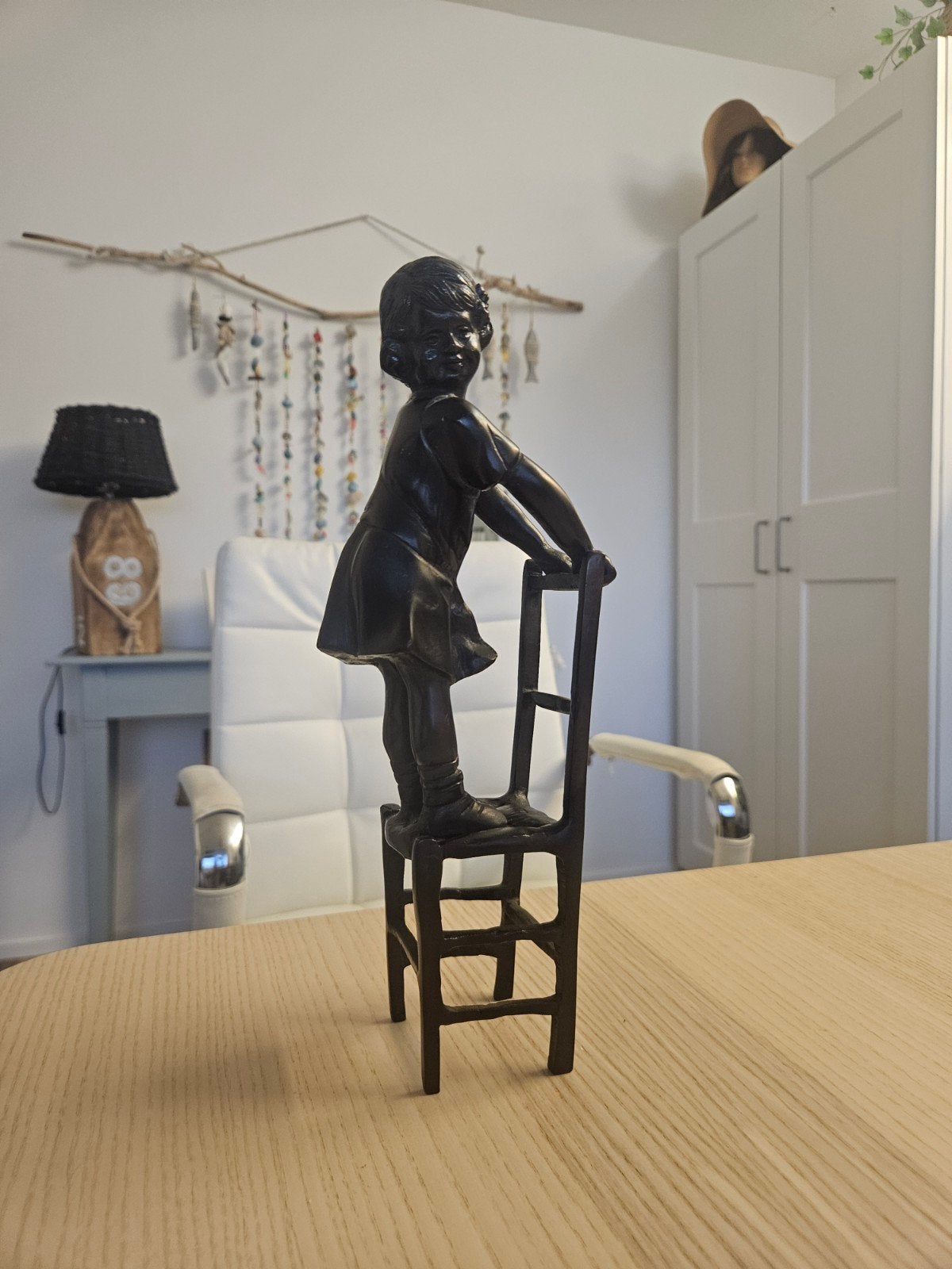 Vintage bronzen beeldje meisje op stoel, Art deco, Ophalen of Verzenden, Brons, 20 - 50 cm