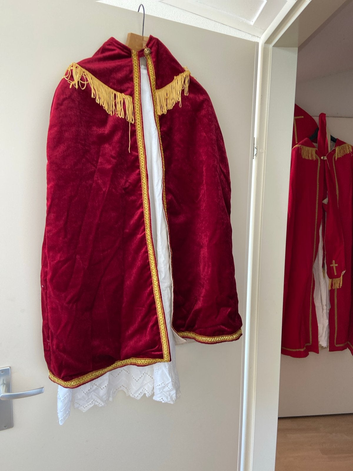 Sinterklaasmantel, jurk en mijter kinderen, Diversen, Sinterklaas, Ophalen of Verzenden, Gebruikt
