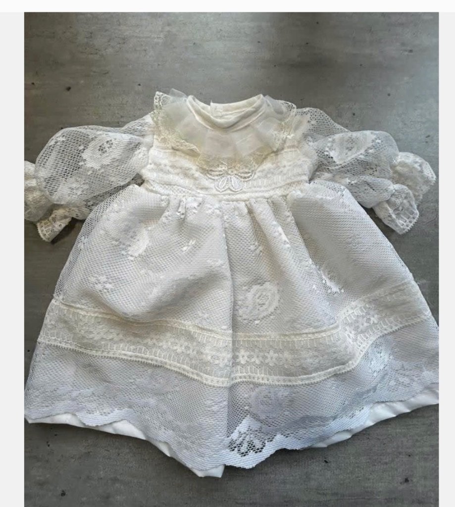 Vintage poppen beren jurk, wit, Verzamelen, Poppen, Ophalen of Verzenden, Zo goed als nieuw, X, Kleertjes