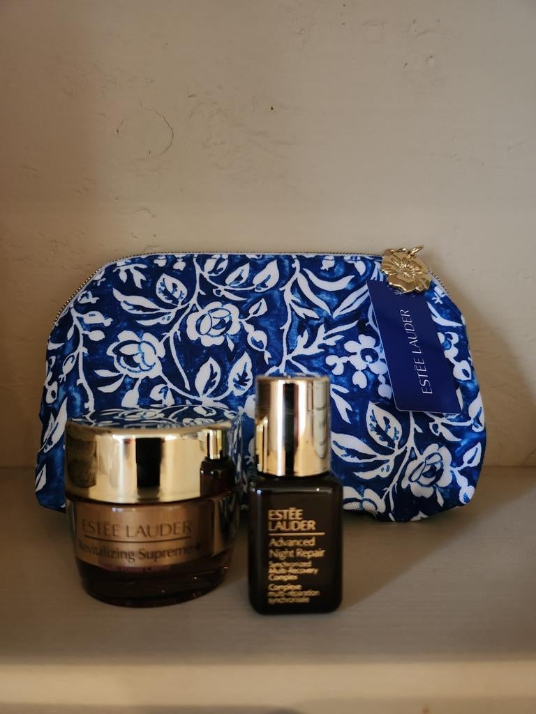 Estee Lauder toillettasje met travelsize serum en creme, Ophalen of Verzenden, Nieuw, Gehele gezicht, Verzorging