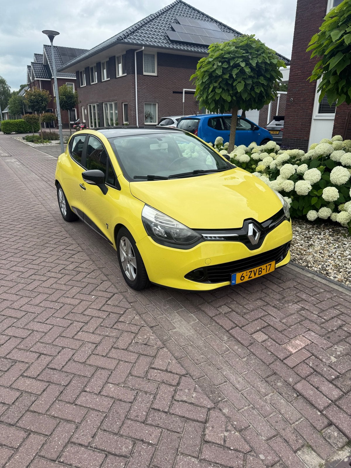 Renault Clio 1.2 16V 55KW 5-DRS 2013 Geel, Auto's, Renault, Voorwielaandrijving, Zwart, Leder en Stof, 49 €/maand